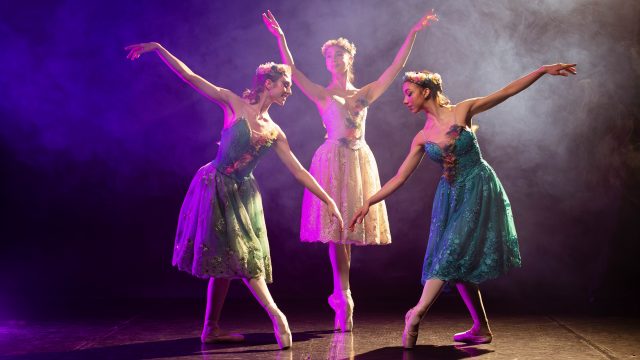 Balé clássico da Escola Bolshoi encanta Paranaguá com espetáculo gratuito ao ar livre no domingo (27)